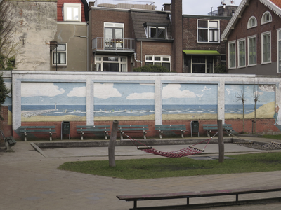 906128 Gezicht op de muurschildering met een zeetafereel, langs het terrein van Speeltuin De Kleine Dom (Lange ...